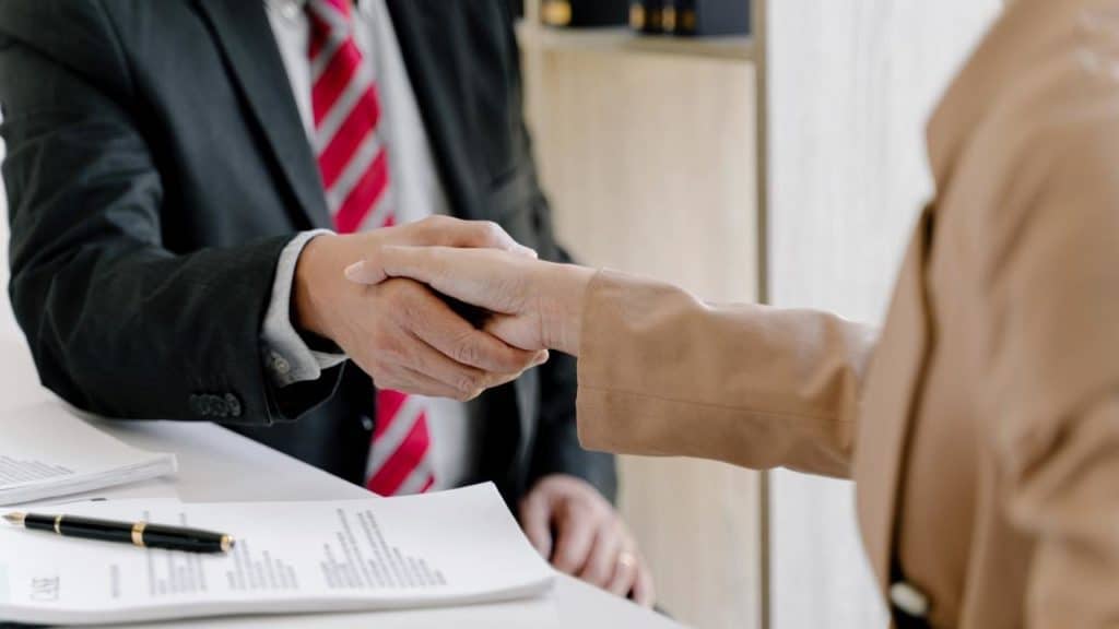 לחיצת ידיים בין עורך דין ללקוח
